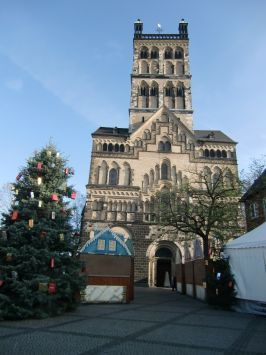 Neuss : Quirinus-Münster, Westfassade, und Aufbau des Weihnachtsmarktes auf dem Münsterplatz 